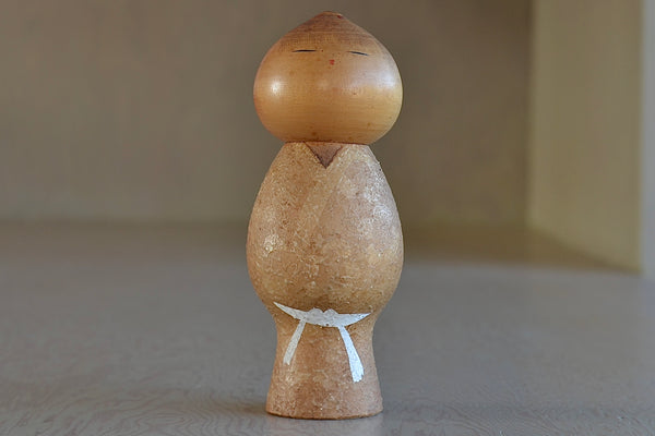 An artisan Kokeshi dolls called Muchin (Innocense) in small. These depict a child with a boyish look. Handmade in Japan by Misao Watanabe (1917-2007), possibly the most popular Sosaku artisans. He won the Prime Minister's Prize in 1963 and 1981. 