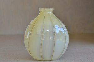 Robin Mix onion Skin vase is a flat cane vase.