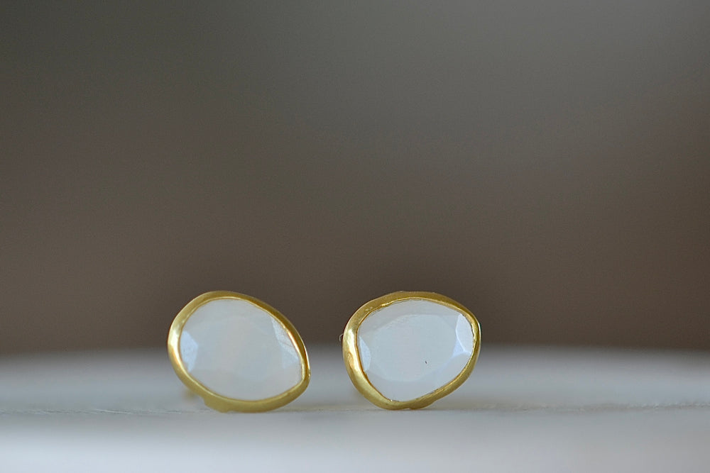 A new and smaller version of Pippa Small Classic Stud studs earrings in moonstone and 18k yellow gold.