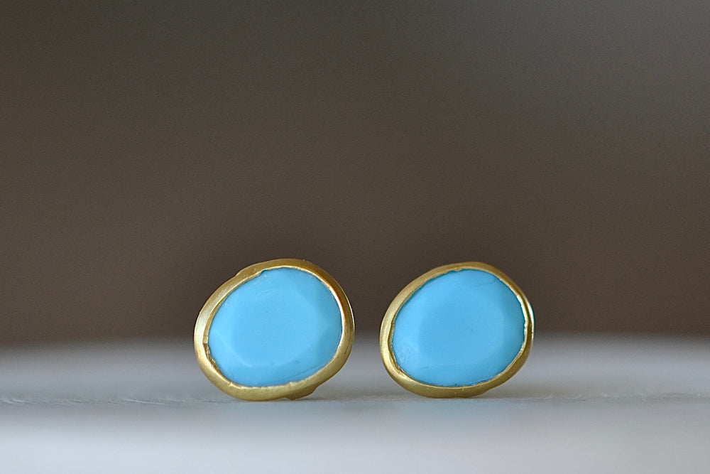 A smaller version of Pippa Small Classic Stud studs earrings in Turquoise and 18k yellow gold.
