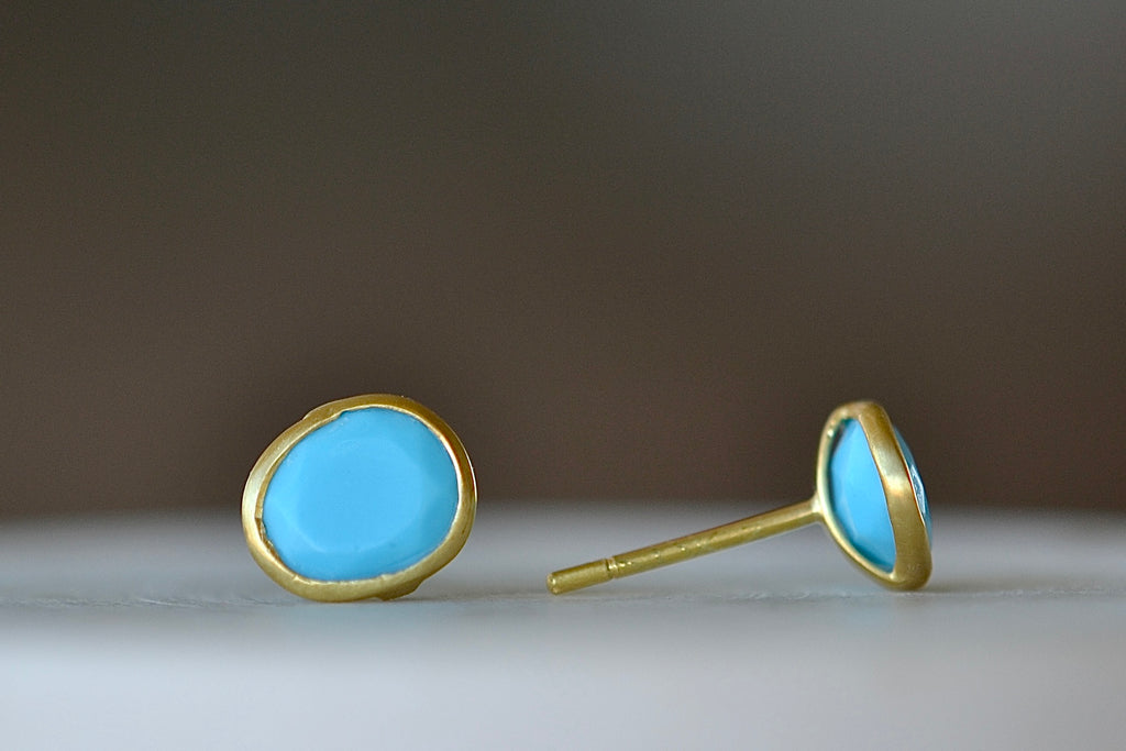 Side view of the  smaller version of Pippa Small Classic Stud studs earrings in Turquoise and 18k yellow gold.