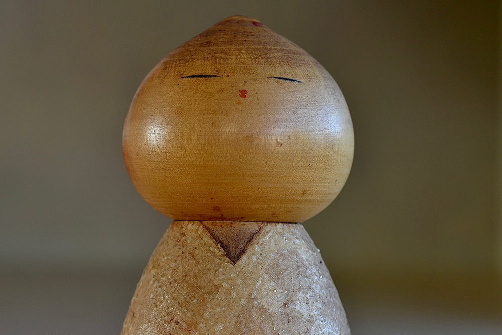 Detail of the artisan Kokeshi dolls called Muchin (Innocense) in small. These depict a child with a boyish look. Handmade in Japan by Misao Watanabe (1917-2007), possibly the most popular Sosaku artisans. He won the Prime Minister's Prize in 1963 and 1981. 