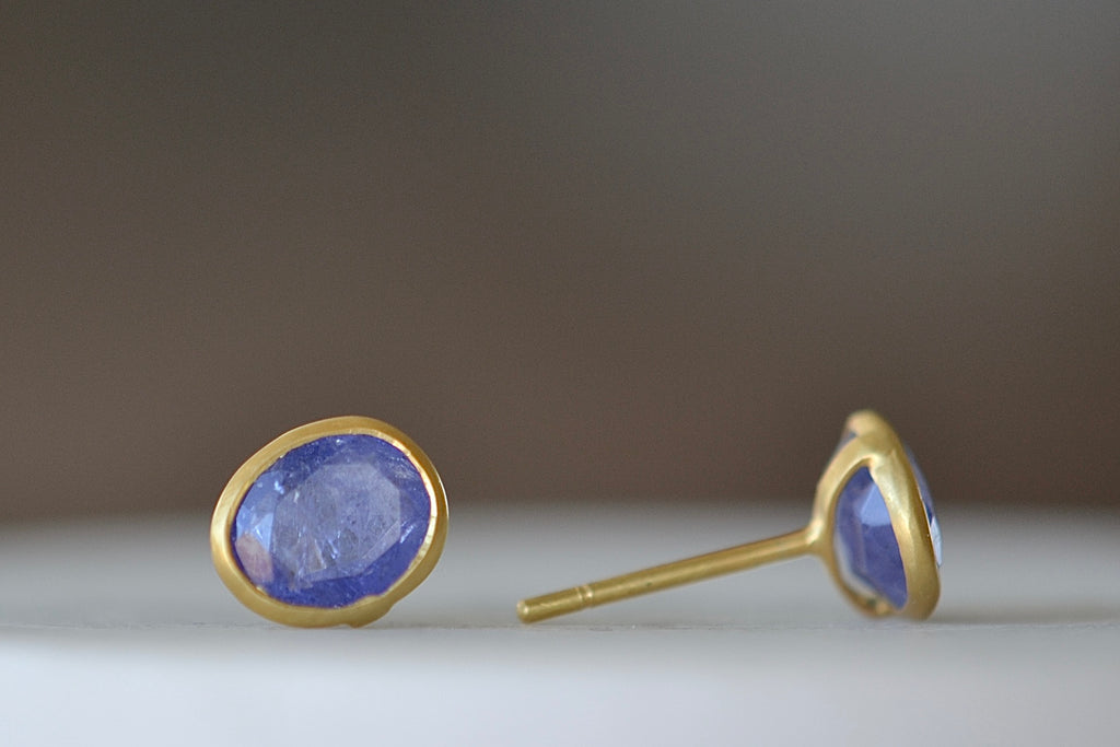 Side view of the new and smaller version of Pippa Small Classic Stud studs earrings in Tanzanite and 18k yellow gold.