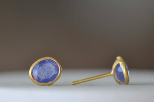 Side view of the new and smaller version of Pippa Small Classic Stud studs earrings in Tanzanite and 18k yellow gold.
