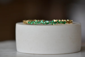 Alternate view of Suzanne Kalan's 18k Zig zag firework bangle in Emerald with solid gold ends.