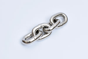 The Aubock Paperweight Chain Nickel Plated 5072-2 is a paperweight in the shape of a chain in iron with nickel plating. It is also available in brass plate.