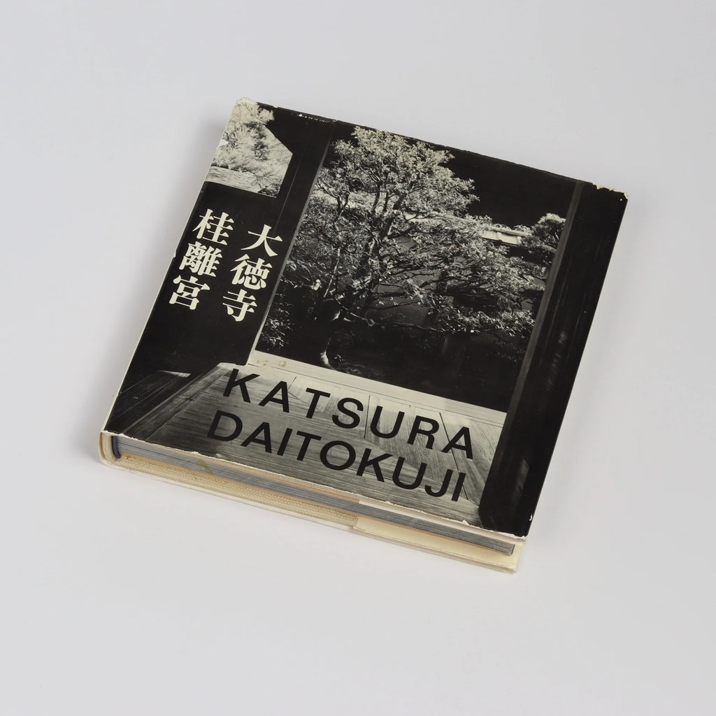 Katsura Daitokuji is a Vintage book on the Katsura and the Daitokuji temple with text by Maria Lluisa Borras and photographs by Yukio Futagawa. Text is in Spanish, English, French and German. Printed in Spain.
