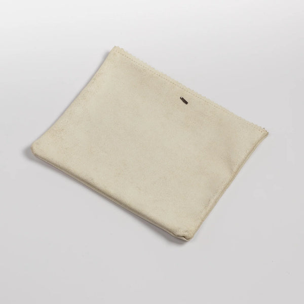 Dosa Wallet Large is a Standard Issue and classic smooth white wallet or makeup pouch in 100% leather with metal logo and zipper. 