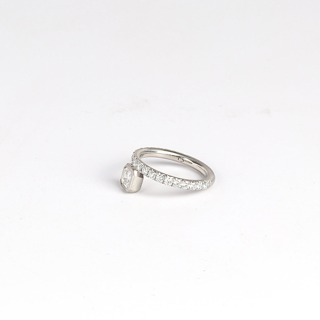 Side view of offset floating solitaire.