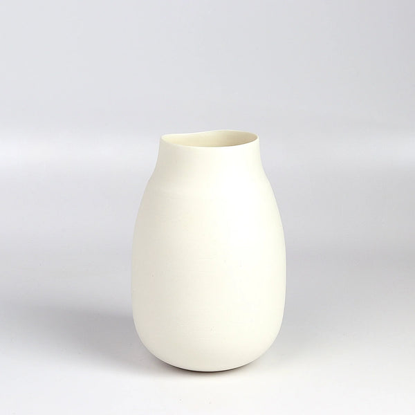 Vase with neck "C" by Lilith Rocket in porcelain.