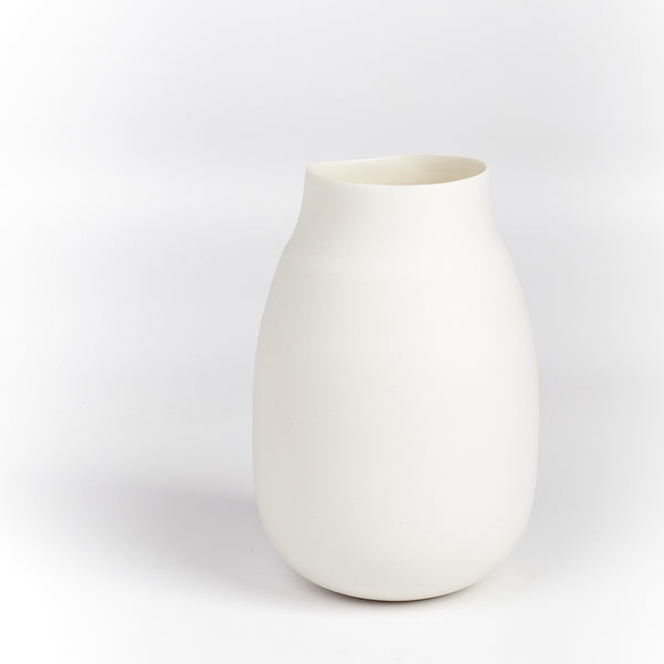 Vase with neck "C" by Lilith Rocket in porcelain.