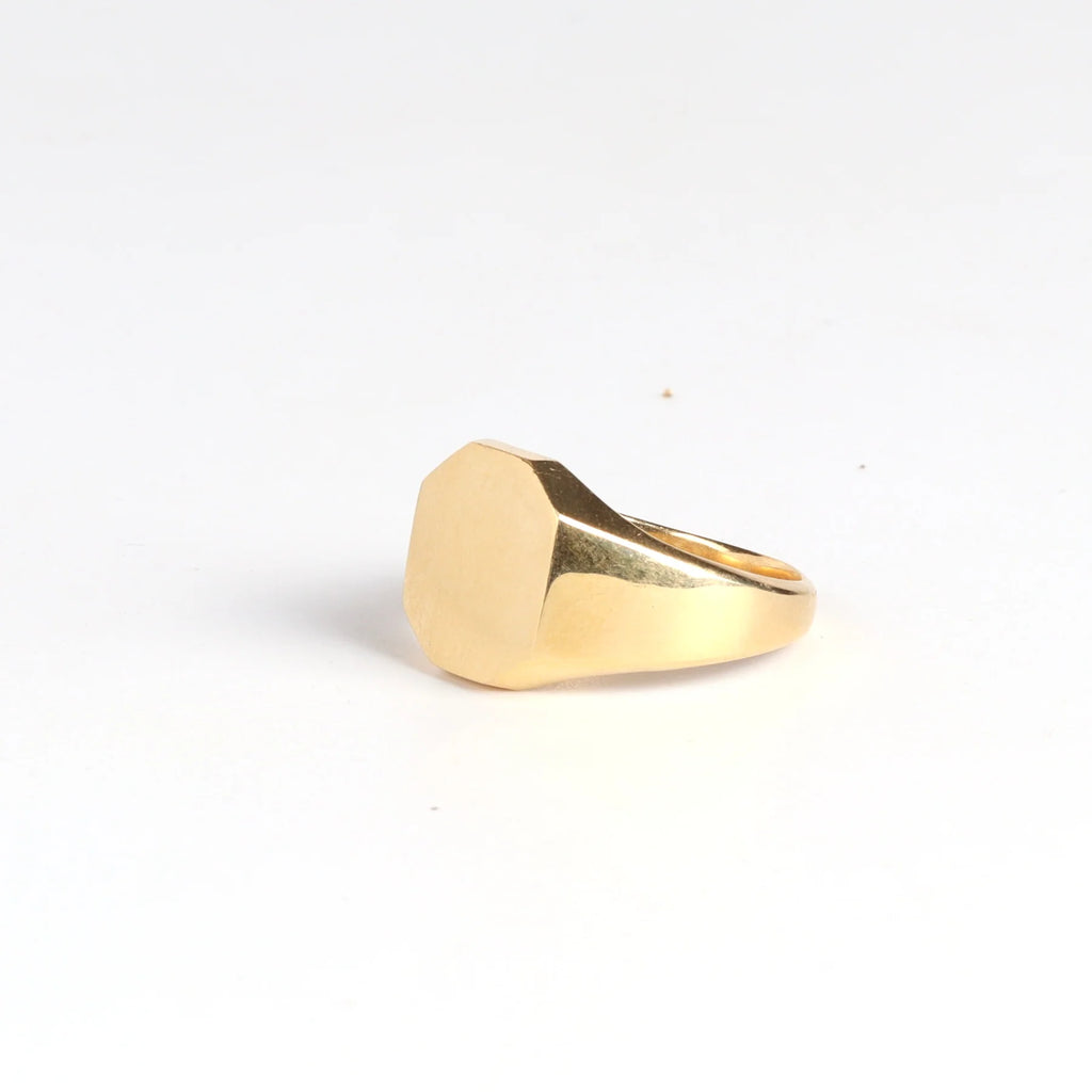 Octagonal Reflection Signet designed by Makiko Wakita n 18k yellow gold on white background.