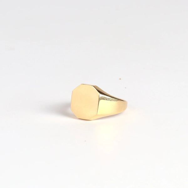 Octagonal Reflection Signet designed by Makiko Wakita is an 18k yellow gold and high polish signet ring with crisp edges and a octagonal face. This signet ring is unisex. A Handmade in Los Angeles.