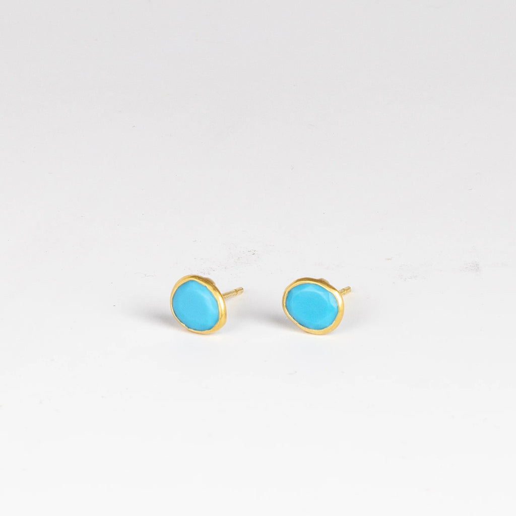 Angled view of the  smaller version of Pippa Small Classic Stud studs earrings in Turquoise and 18k yellow gold.