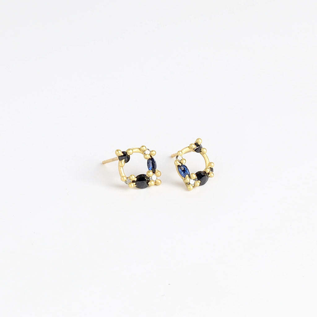 Side view of Polly Wales Des Goutes de Rosee Stud Earrings studs in Midnight Fade and 18k recycled yellow gold.