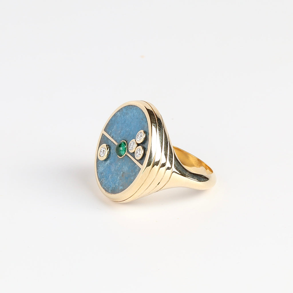 Side view of the Compass Signet Ring in Trolleite and Emerald from Retrouvai in size 6.5. 