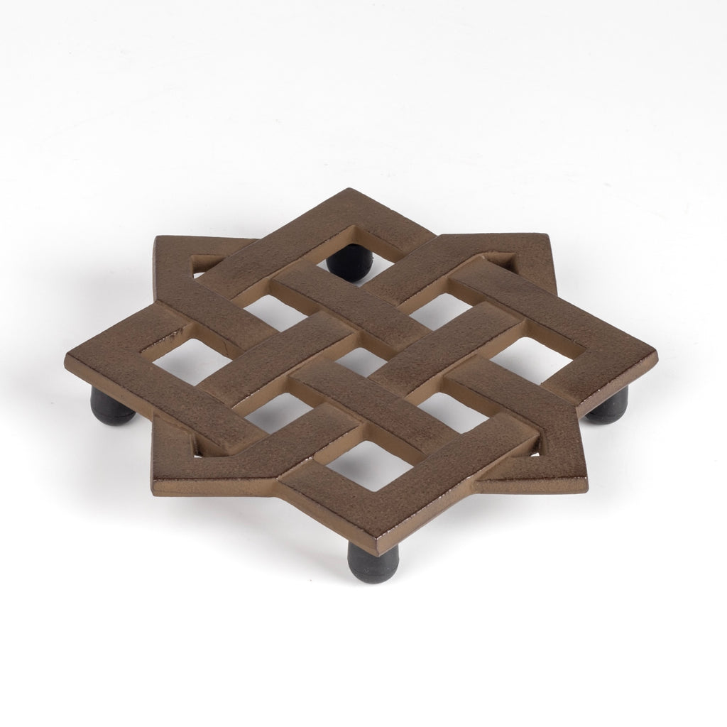 A cast Iron lattice bottle trivet by Suzuki Morihisa. The Suzuki family, now in its 14th generation, started making Nambu Ironware in 1625. Made in Iwate, Japan.