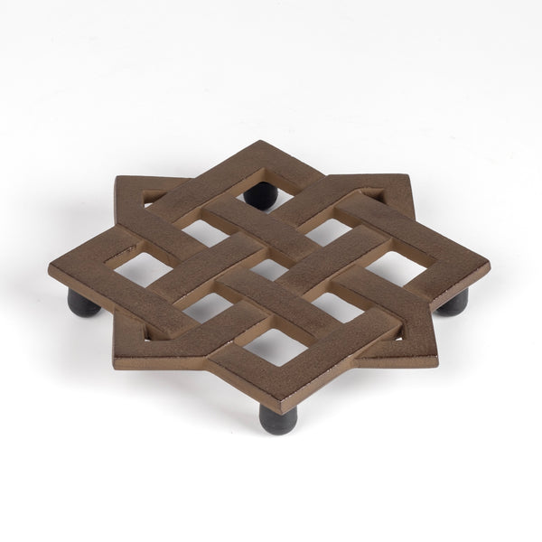 A cast Iron lattice bottle trivet by Suzuki Morihisa. The Suzuki family, now in its 14th generation, started making Nambu Ironware in 1625. Made in Iwate, Japan.