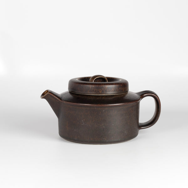 Vintage Arabia Finland "Ruska" Teapot is a vintage teapot in  brown matte glaze with lid and large infuser in excellent shape.  Designed for Arabia by Ulla Procopé in Finland. 