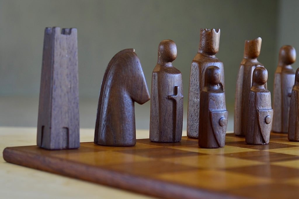 Dark Elsinore chess pieces in Teak.