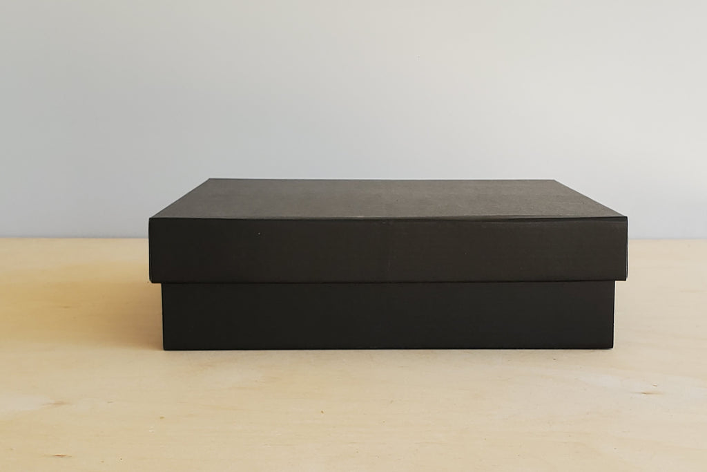 Set of 4 ceramic Japanese Bowls in a box.