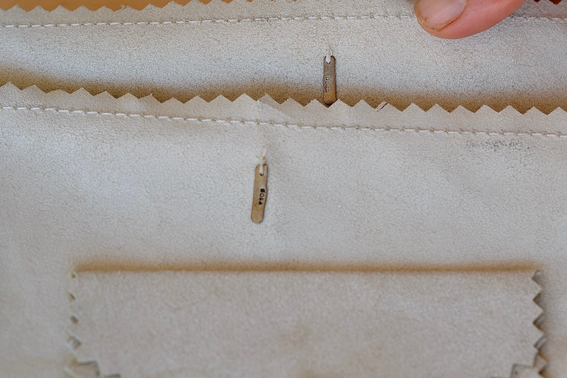 Dosa Wallet Large is a Standard Issue and classic smooth white wallet or makeup pouch in 100% leather with metal logo and zipper. 