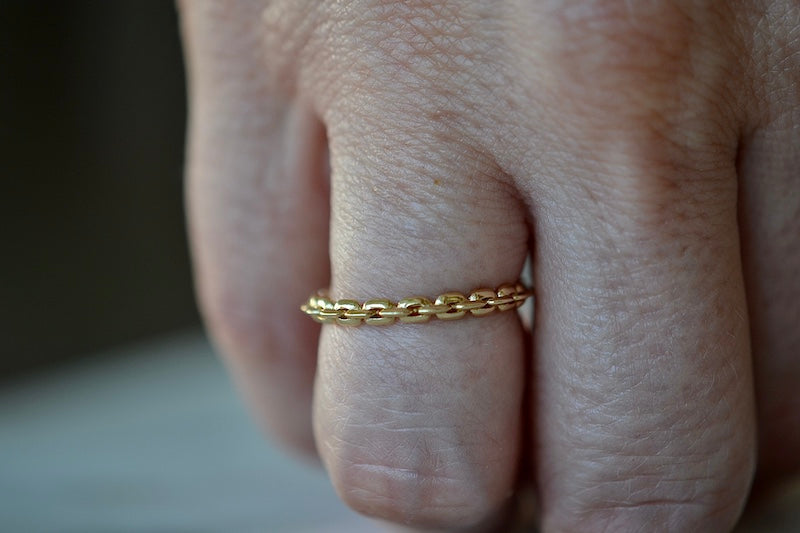 Mini Knife Edge Chain Ring by Lizzie Mandler is a stunning chainring made with knife edge clips in 18k gold. Handmade in Los Angeles.