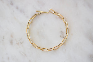 Lizzie Mandler Knife Edge Oval Link Chain Bracelet in 18k yellow gold with 20 clips at 7mm and toggle closure. 