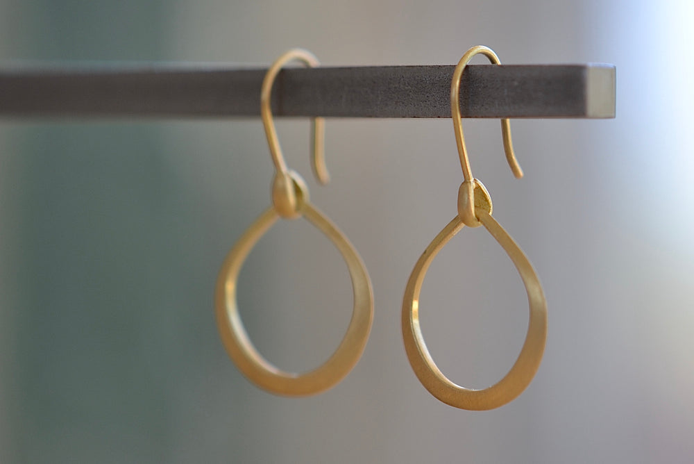 Marian Maurer Small Dakri Hoop Earring ear wire 18k recycled yellow gold satin finish hoops