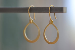 Marian Maurer Small Dakri Hoop Earring ear wire 18k recycled yellow gold satin finish hoops